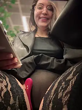 Snapshot of meow_girl chatting on 03.03.25 meow girl online show from 03.03.25