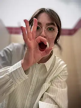 Snapshot of meow_girl chatting on 03.08.25 meow girl online show from 03.08.25