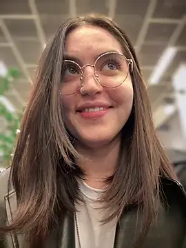 Snapshot of meow_girl chatting on 10.08.25 meow girl online show from 10.08.25