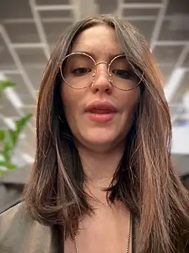 Snapshot of meow_girl chatting on 10.19.25 meow girl online show from 10.19.25