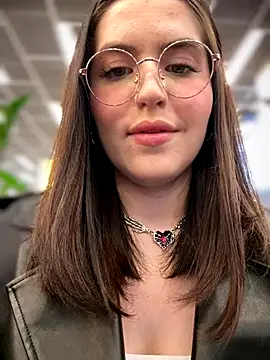 Snapshot of meow_girl chatting on 10.20.25 meow girl online show from 10.20.25