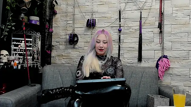 Snapshot of CruelMistress chatting on 04.26.26 CruelMistress online show from 04.26.26