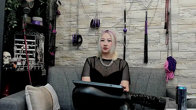 Snapshot of CruelMistress chatting on 05.07.26 CruelMistress online show from 05.07.26