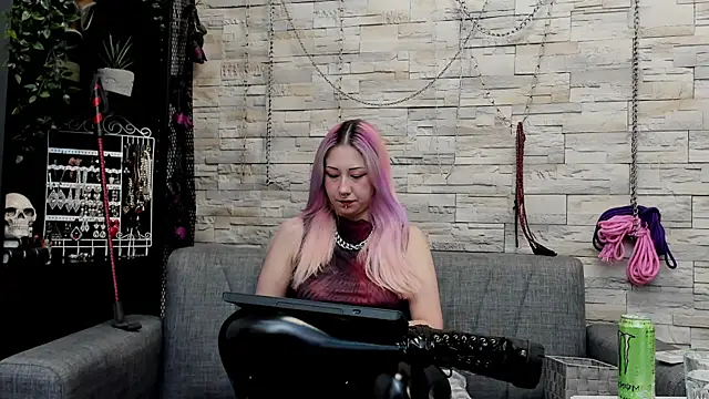Snapshot of CruelMistress chatting on 06.09.26 CruelMistress online show from 06.09.26