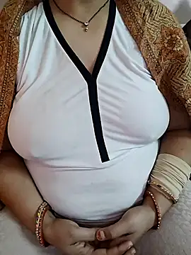 Snapshot of milf-kaira chatting on 12.11.24 milf-kaira online show from 12.11.24