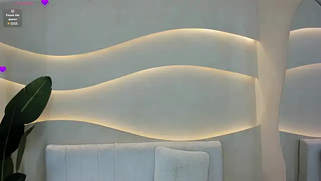 Naomi Dasilva online show from 01.06.25
