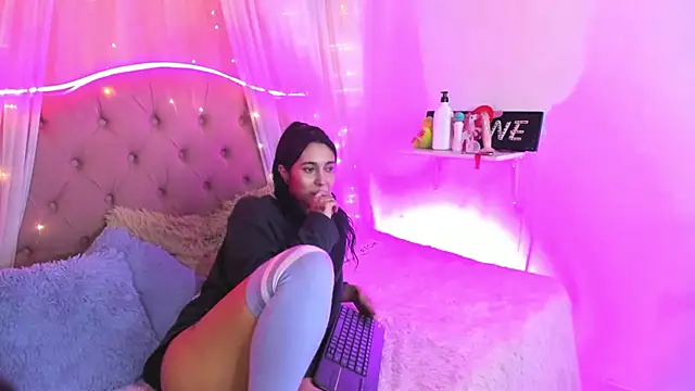  Mia  9 online show from 02.22.25