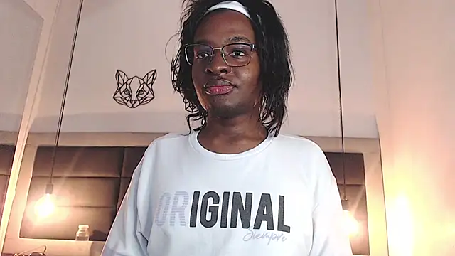 Snapshot of candy_lovee69 chatting on 10.29.25 candy lovee69 online show from 10.29.25