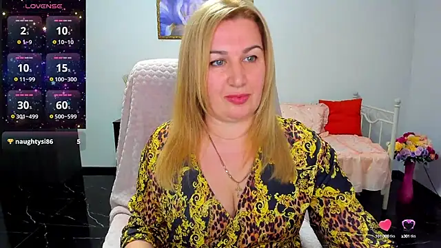 Snapshot of Lili_Crossi chatting on 03.10.25 Lili Crossi online show from 03.10.25