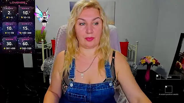 Snapshot of Lili_Crossi chatting on 10.04.25 Lili Crossi online show from 10.04.25