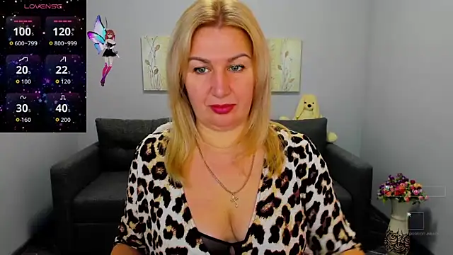 Snapshot of Lili_Crossi chatting on 10.15.25 Lili Crossi online show from 10.15.25