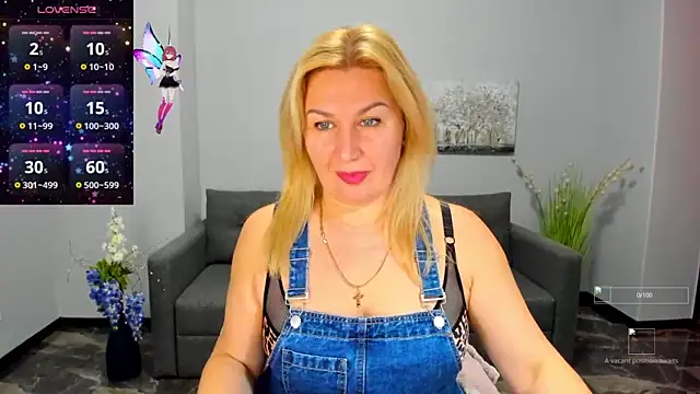 Snapshot of Lili_Crossi chatting on 10.30.25 Lili Crossi online show from 10.30.25