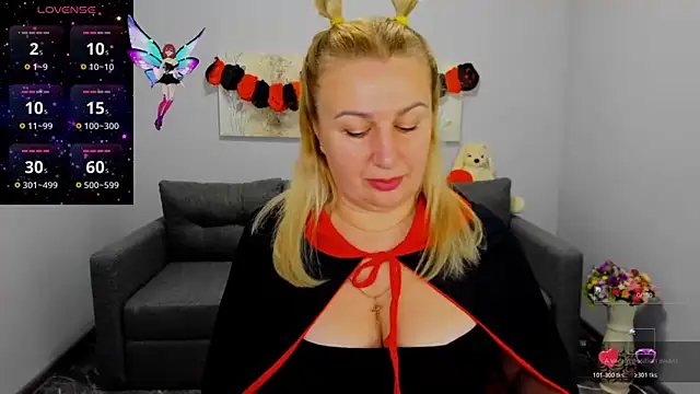 Snapshot of Lili_Crossi chatting on 10.31.25 Lili Crossi online show from 10.31.25