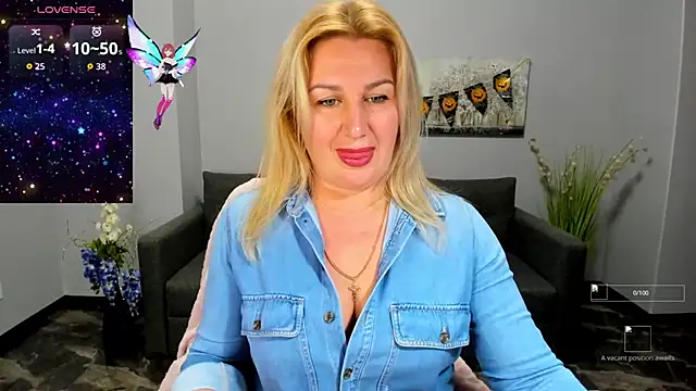 Snapshot of Lili_Crossi chatting on 11.02.25 Lili Crossi online show from 11.02.25