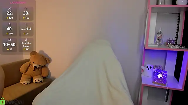 Snapshot of Linablueeyed chatting on 10.28.25 Linablueeyed online show from 10.28.25