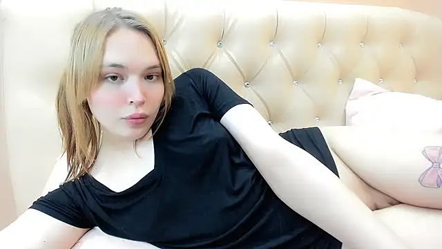 Snapshot of fem_to chatting on 02.20.25 fem to online show from 02.20.25