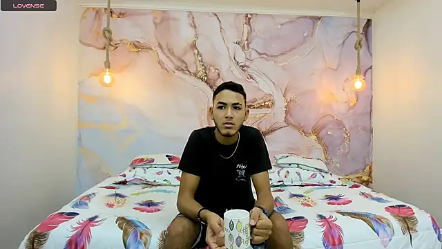 Snapshot of StrawwBoys chatting on 12.11.24 StrawwBoys online show from 12.11.24