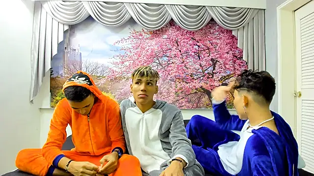 Snapshot of StrawwBoys chatting on 12.12.24 StrawwBoys online show from 12.12.24