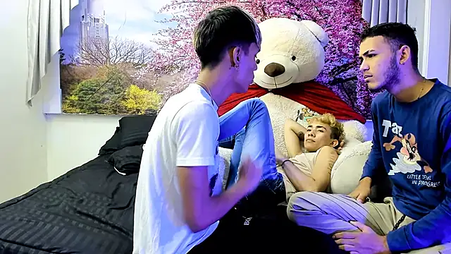 Snapshot of StrawwBoys chatting on 01.09.25 StrawwBoys online show from 01.09.25