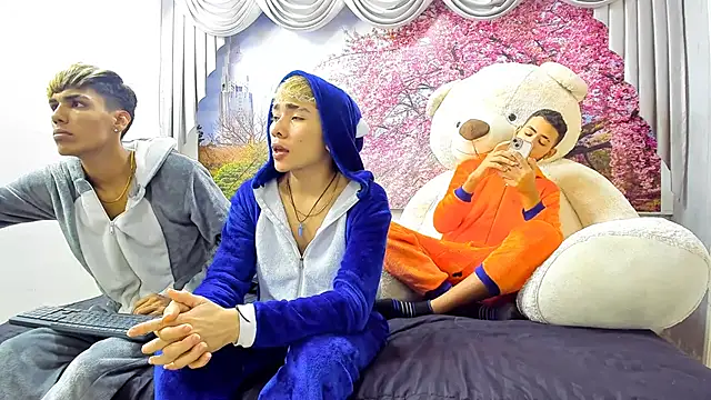 Snapshot of StrawwBoys chatting on 01.13.25 StrawwBoys online show from 01.13.25