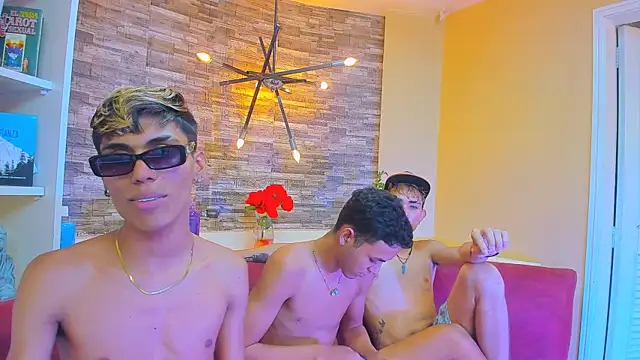 Snapshot of StrawwBoys chatting on 01.20.25 StrawwBoys online show from 01.20.25