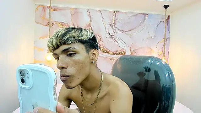 Snapshot of StrawwBoys chatting on 01.27.25 StrawwBoys online show from 01.27.25