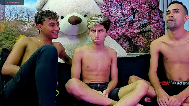 Snapshot of StrawwBoys chatting on 03.21.25 StrawwBoys online show from 03.21.25