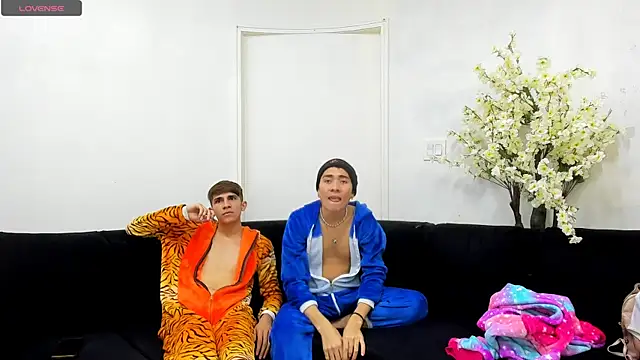 Snapshot of StrawwBoys chatting on 09.11.25 StrawwBoys online show from 09.11.25