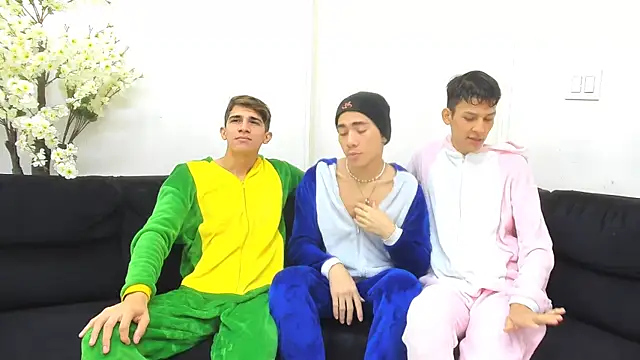 Snapshot of StrawwBoys chatting on 09.18.25 StrawwBoys online show from 09.18.25