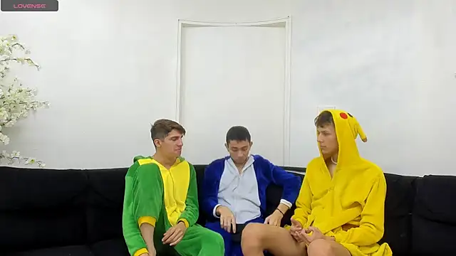 Snapshot of StrawwBoys chatting on 09.20.25 StrawwBoys online show from 09.20.25