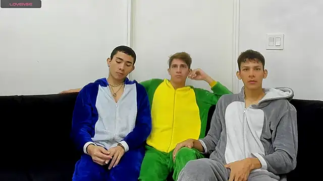 Snapshot of StrawwBoys chatting on 09.26.25 StrawwBoys online show from 09.26.25