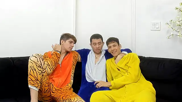 Snapshot of StrawwBoys chatting on 10.02.25 StrawwBoys online show from 10.02.25