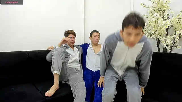 Snapshot of StrawwBoys chatting on 10.03.25 StrawwBoys online show from 10.03.25