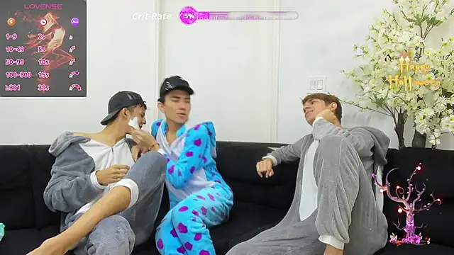 Snapshot of StrawwBoys chatting on 10.16.25 StrawwBoys online show from 10.16.25