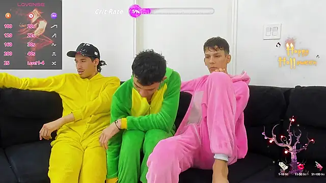 Snapshot of StrawwBoys chatting on 11.07.25 StrawwBoys online show from 11.07.25