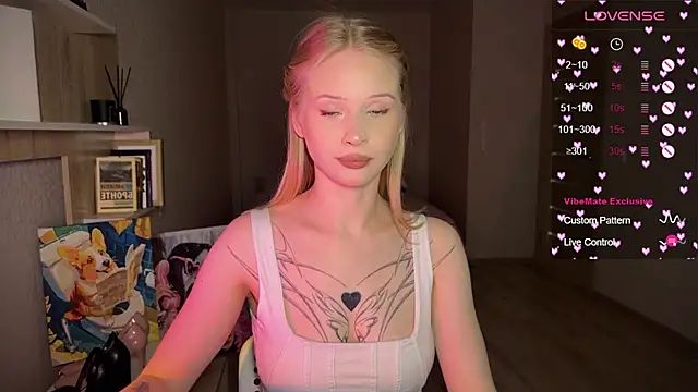 Snapshot of lisa_barbie chatting on 10.11.25 lisa barbie online show from 10.11.25