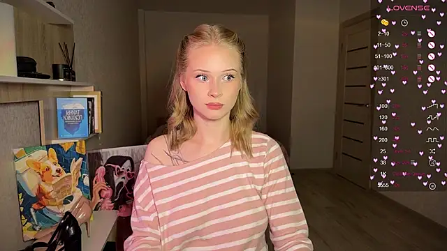 Snapshot of lisa_barbie chatting on 10.19.25 lisa barbie online show from 10.19.25