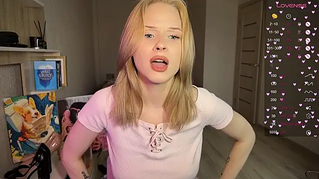 Snapshot of lisa_barbie chatting on 10.22.25 lisa barbie online show from 10.22.25