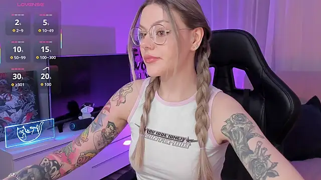 Snapshot of Marta_May_ chatting on 10.12.25 Marta May online show from 10.12.25