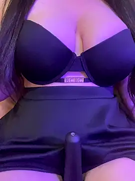 Snapshot of Cameelia chatting on 11.18.25 Cameelia online show from 11.18.25