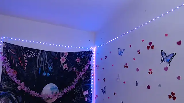 Snapshot of Emillyy_m chatting on 09.08.25 Emillyy m online show from 09.08.25