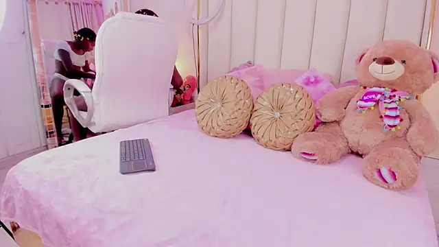 Snapshot of evangelin_ts chatting on 10.22.25 evangelin ts online show from 10.22.25