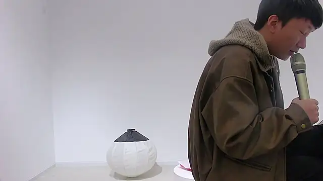 Snapshot of D18666 chatting on 03.10.25 D18666 online show from 03.10.25