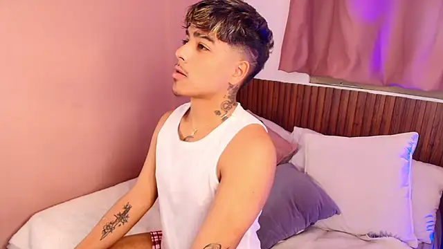 Snapshot of kiing_azahell chatting on 10.18.25 kiing azahell online show from 10.18.25