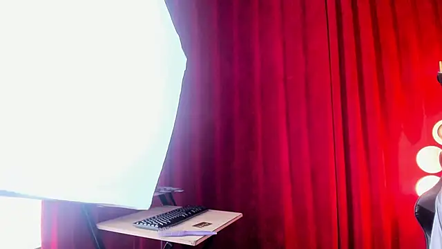 Snapshot of HakuRukushka chatting on 02.14.25 HakuRukushka online show from 02.14.25