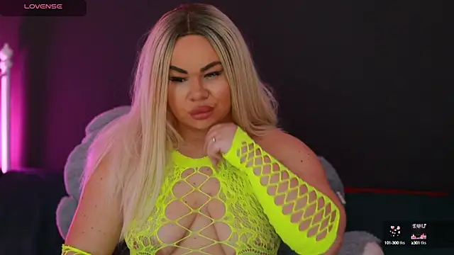 Snapshot of MissLilaa chatting on 12.11.24 MissLilaa online show from 12.11.24