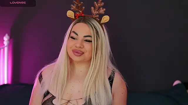 Snapshot of MissLilaa chatting on 12.14.24 MissLilaa online show from 12.14.24