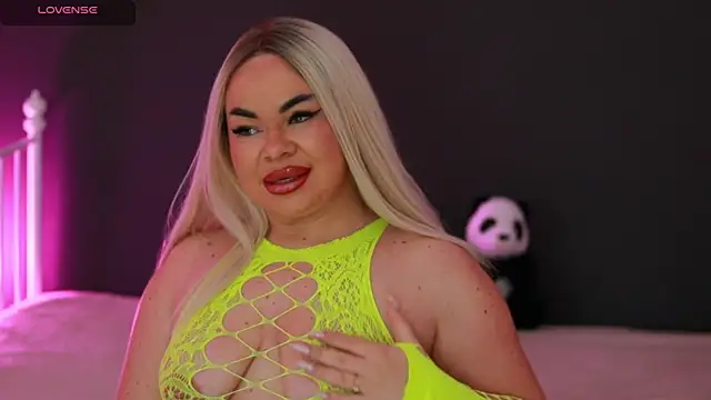 Snapshot of MissLilaa chatting on 12.17.24 MissLilaa online show from 12.17.24