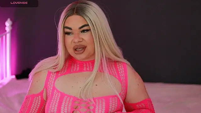 Snapshot of MissLilaa chatting on 12.20.24 MissLilaa online show from 12.20.24