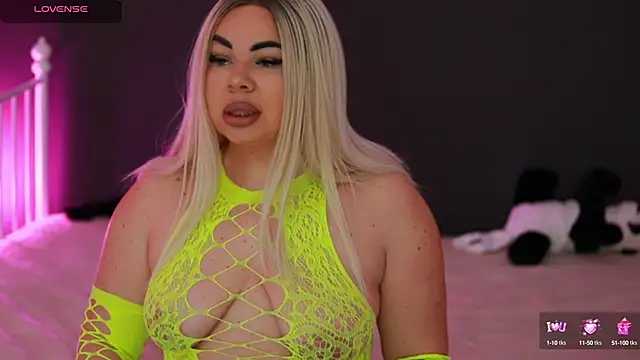 Snapshot of MissLilaa chatting on 12.21.24 MissLilaa online show from 12.21.24